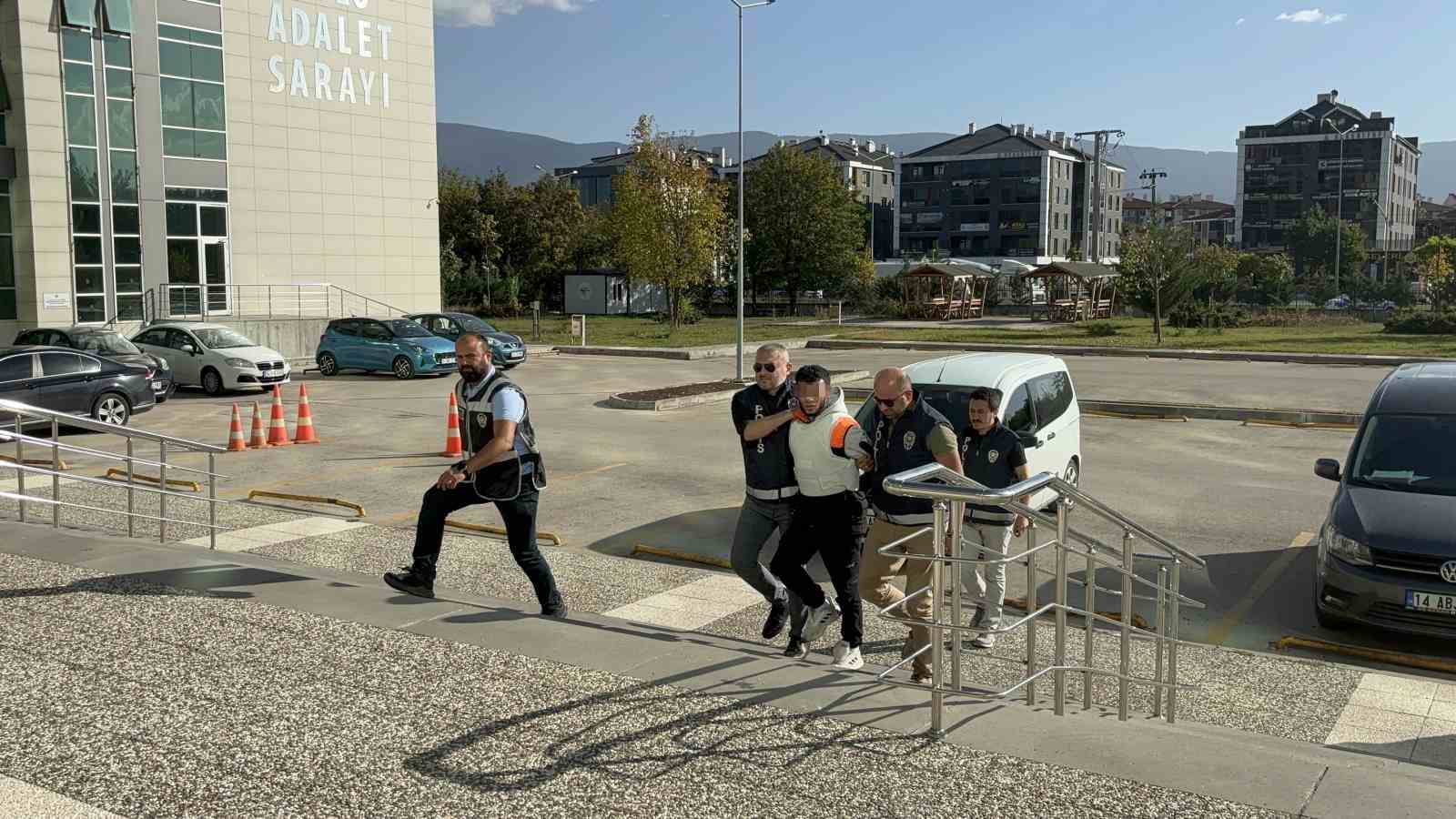 Kasiyeri bıçakla tehdit edip gasp eden şahıs adliyeye sevk edildi