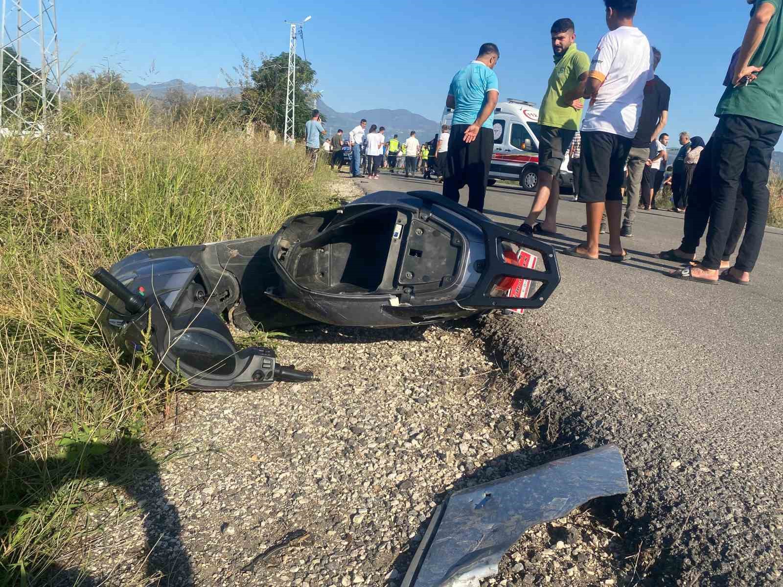 Otomobille çarpışan elektrikli motosikletteki çocuk öldü, kuzeni ağır yaralandı