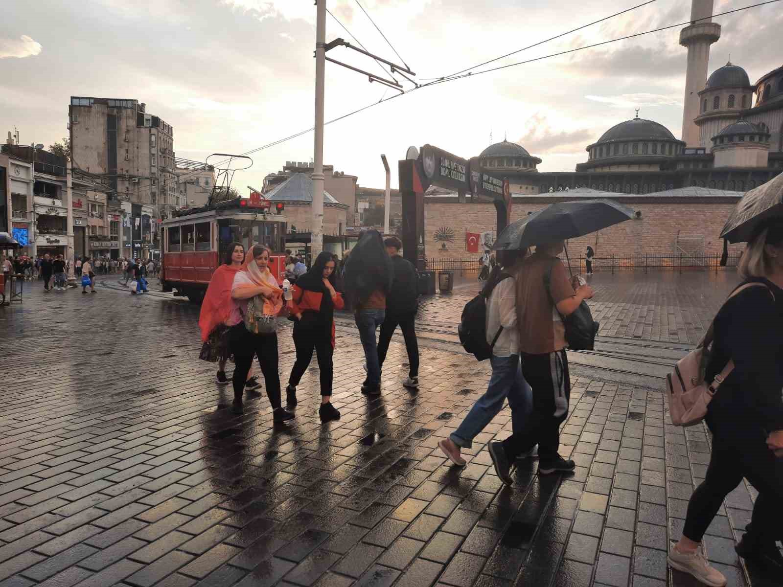 Taksim’de aniden bastıran yağmur vatandaşlara zor anlar yaşattı