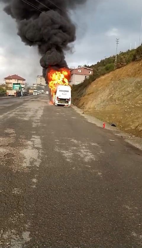 Karadeniz Ereğli’de işçi servisi dönüş yolunda alev alev yandı