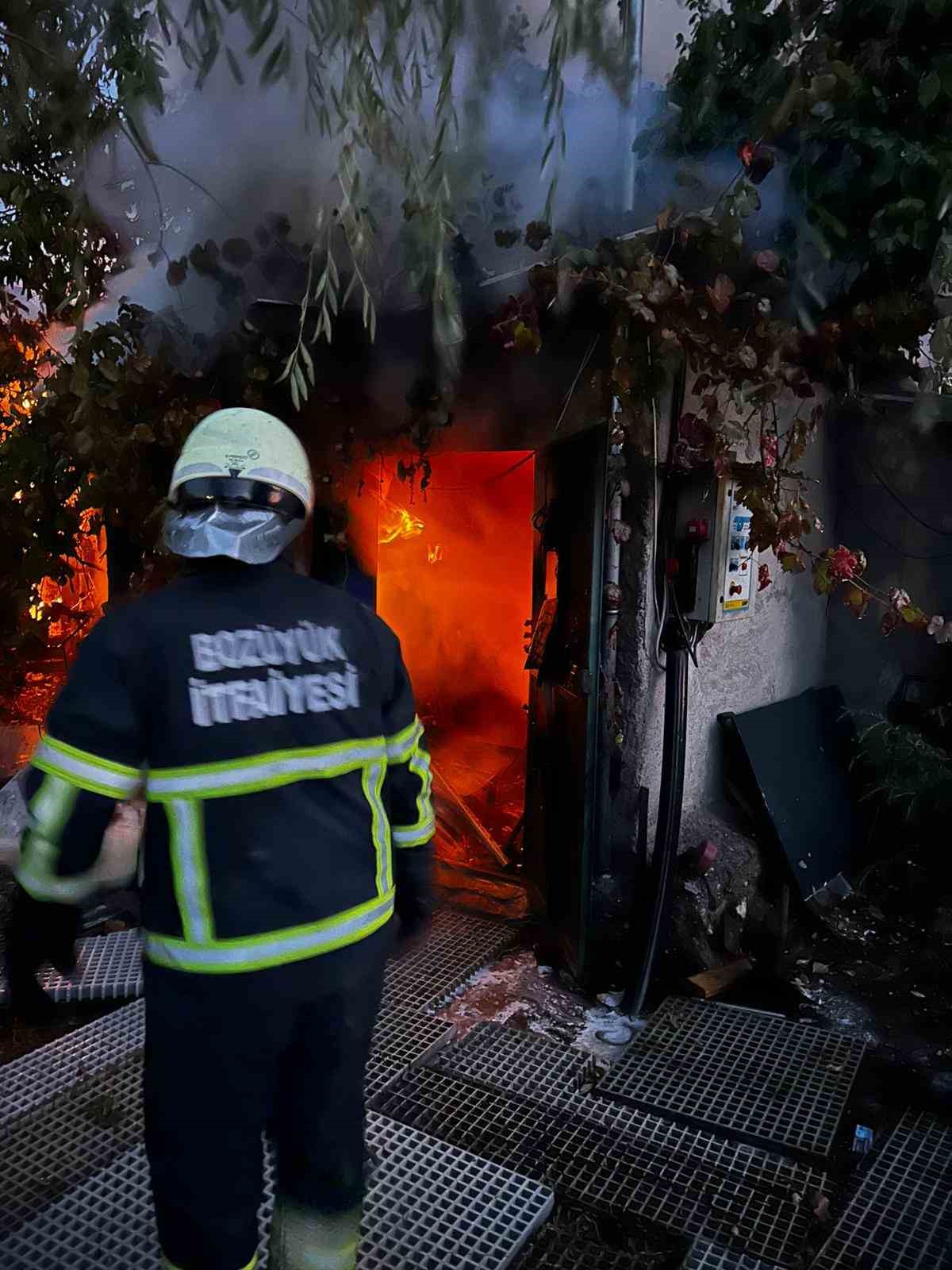 Bilecik’te geri dönüşüm tesisindeki yangın söndürüldü