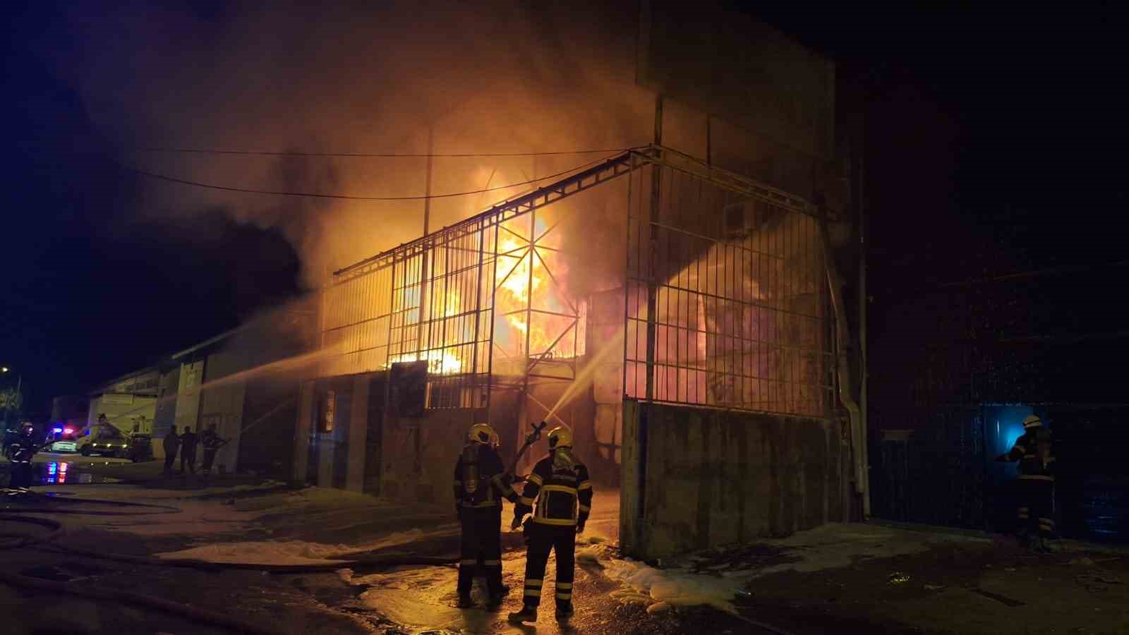 Adana’da mobilya imalathanesi alevlere teslim oldu