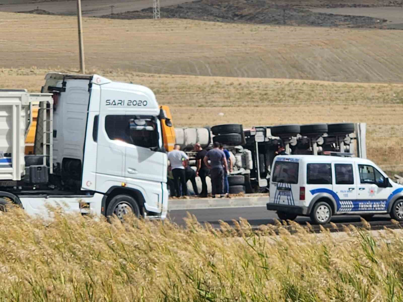 Polatlı’da tır devrildi: 1 yaralı