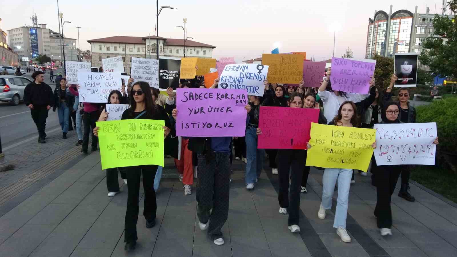 Sivas’ta STK’lar “Şiddete Hayır” demek için bir araya geldi