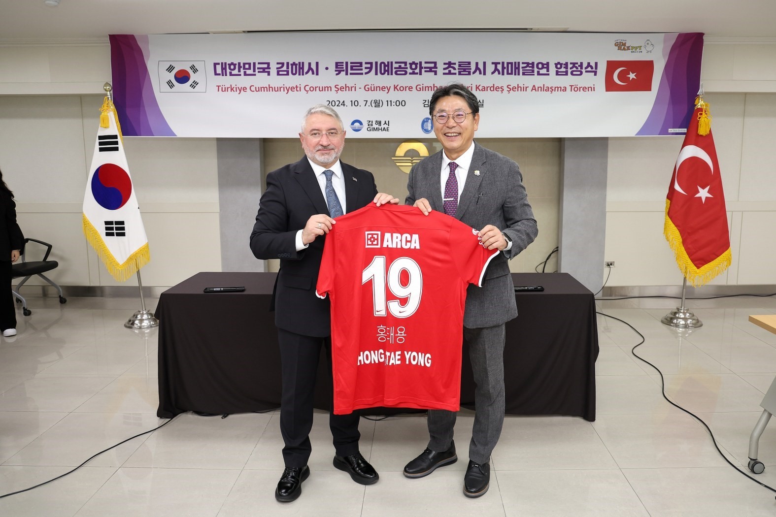 Başkan Aşgın’dan, Hong Tae-Yong’a Çorum FK forması