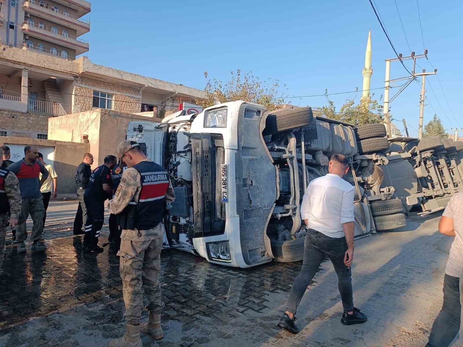 Mardin’de kontrolden çıkan tır devrildi: 1 yaralı