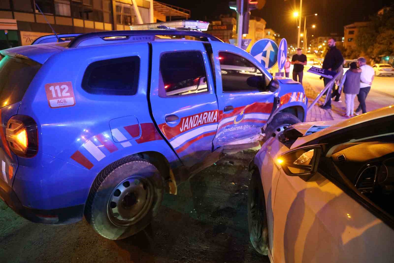 Elazığ’da jandarma aracı ile otomobil çarpıştı: 3 yaralı