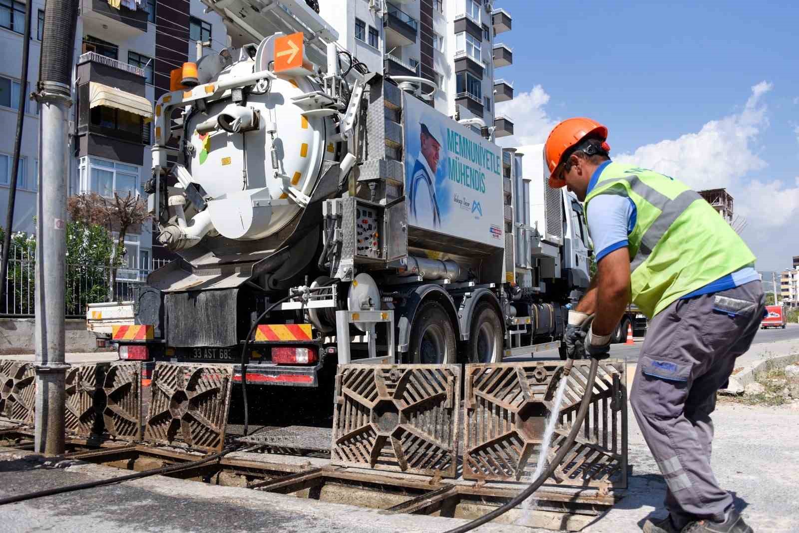 Mersin’de yağışlara karşı ızgara temizlikleri yapılıyor