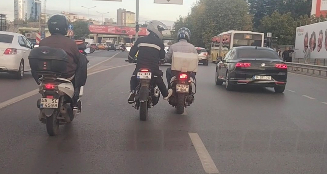 Benzini biten motosikletlinin yardımına başka bir motosiklet sürücüsü koştu