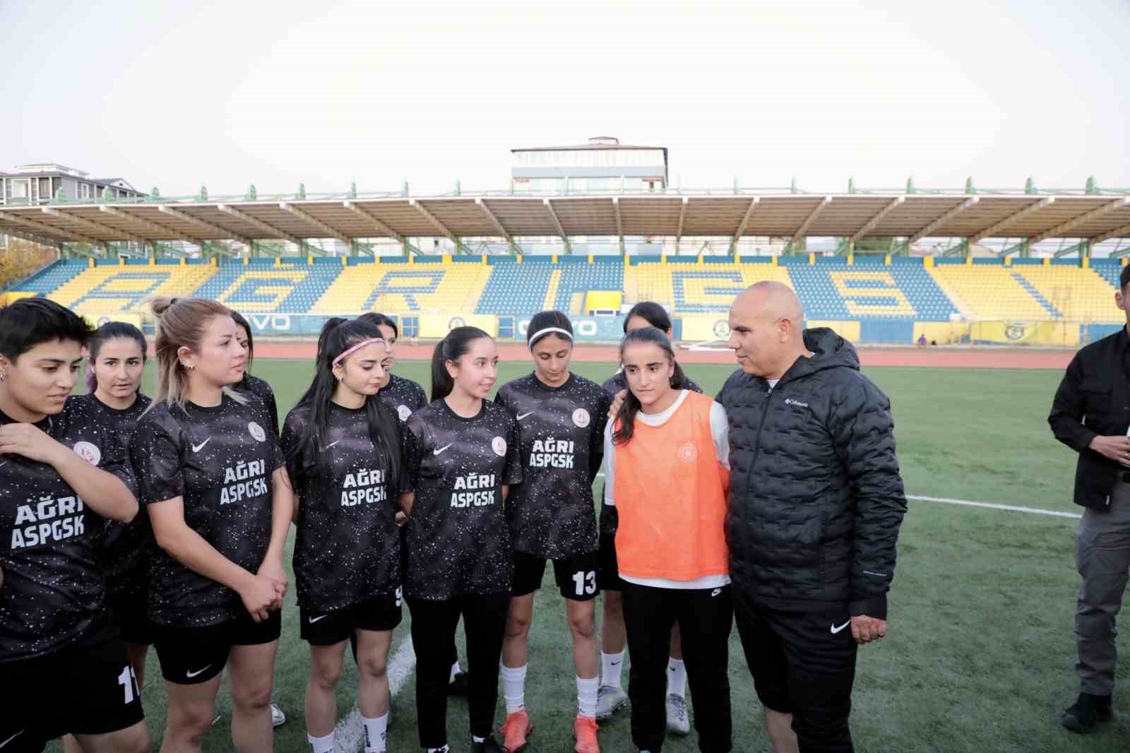 Ağrı’nın tek kadın futbol takımı, “kız çocukları” için yeşil sahada ter döktü