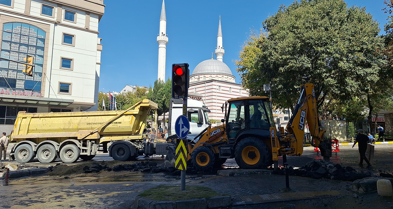 Fatih’te İSKİ’ye ait su borusu patladı: Su metrelerce havaya fışkırdı