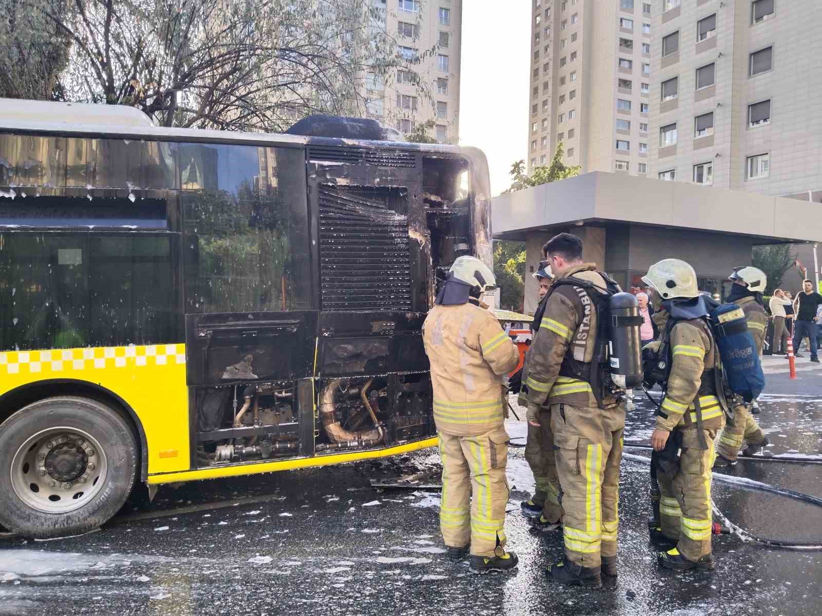 Ataşehir’de İETT otobüsü alev alev yandı, faciadan dönüldü