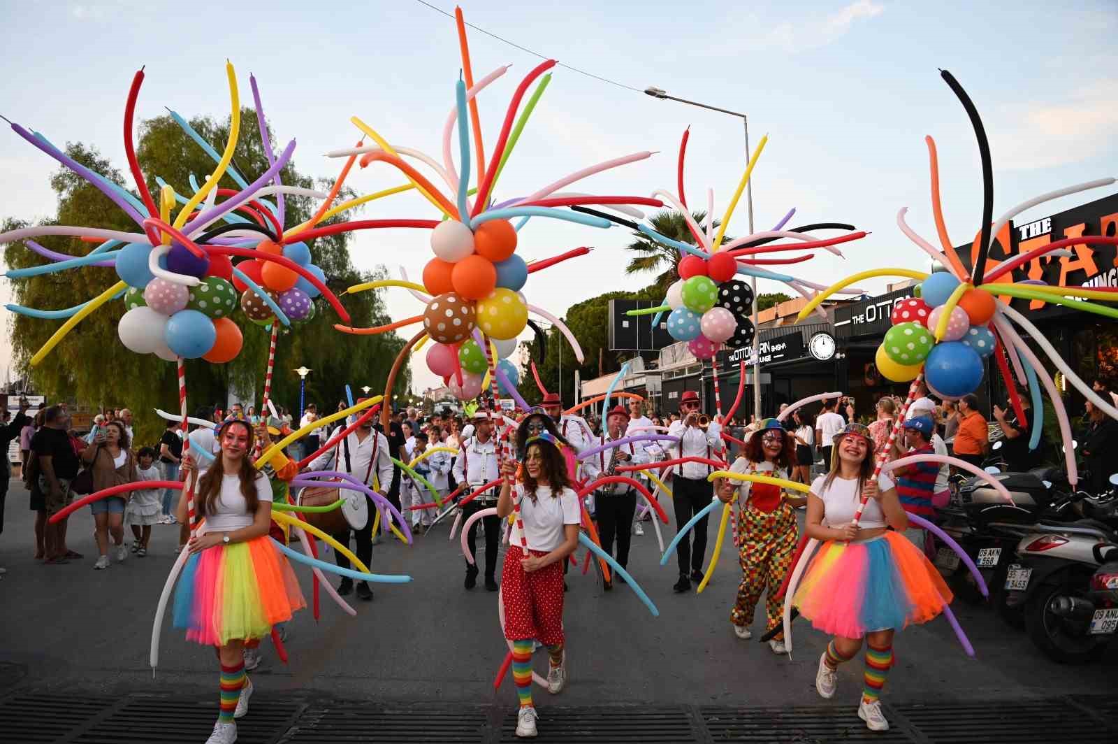 Uluslararası Kuşadası Sokak Festivali’nin açılışı Rio karnavalını aratmadı