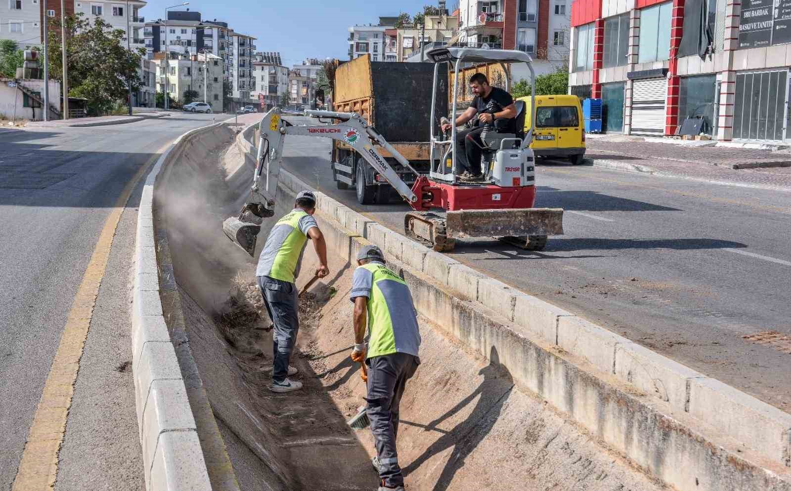 Su taşkını riskine karşı Kepez’de kanallar temizleniyor