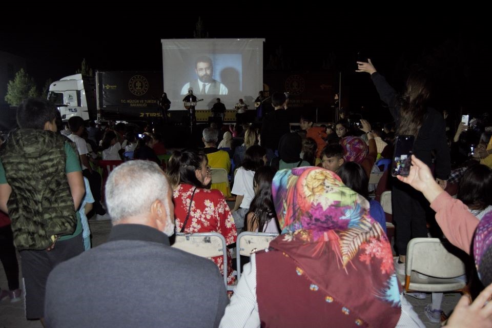 Grup Gezgin Ozanlar’dan Dicle’de konser ve sinema gösterisi etkinliği