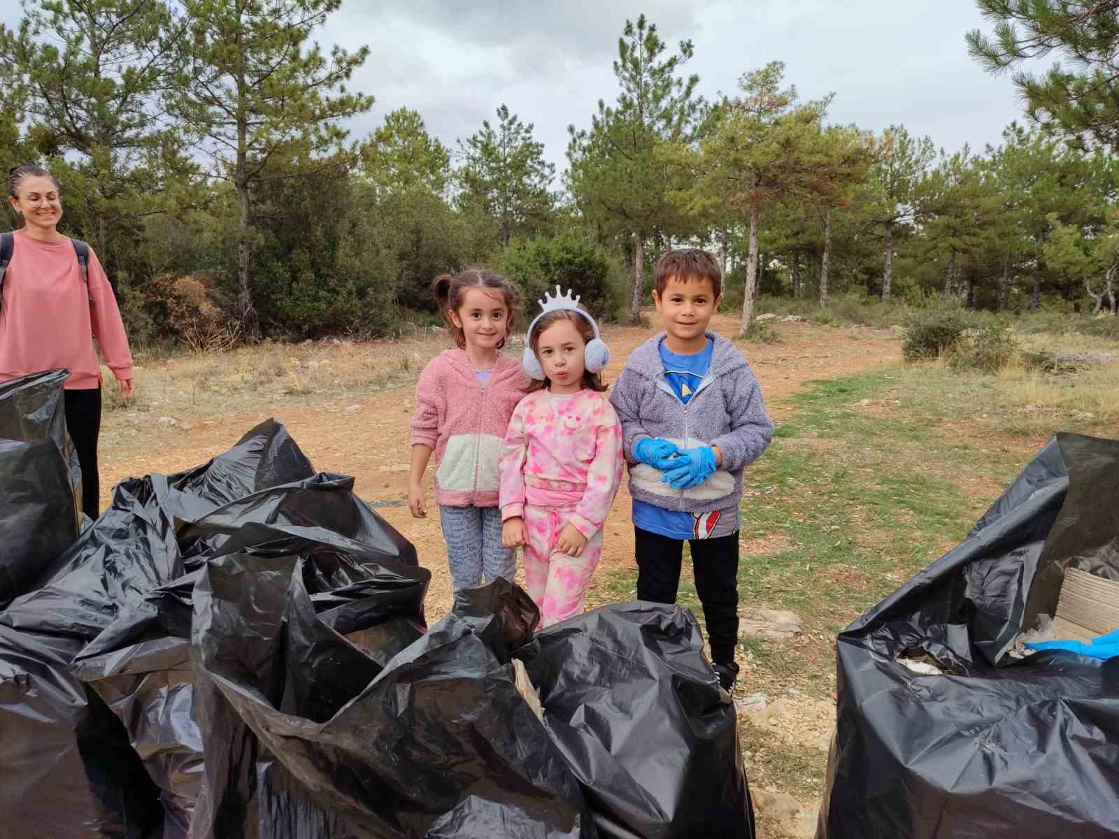 Bilecik’te bir site sakinleri çevre temizliğinde 30 poşet çöp topladı