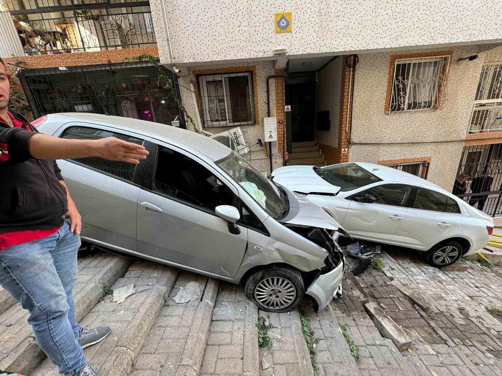 Hızla sokağa giren otomobil ortalığı yıkıp geçti