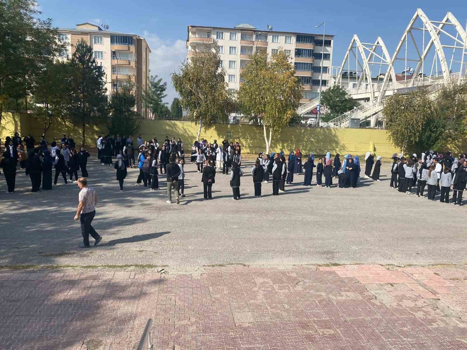 AFAD ekiplerinden öğretmen ve öğrencilere afet farkındalık eğitimi