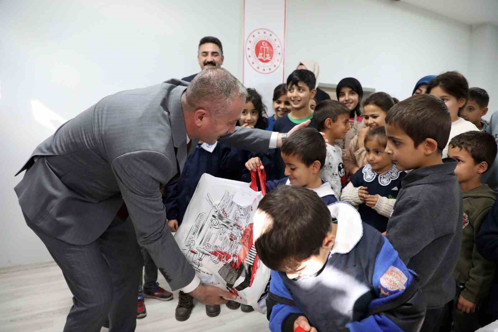 Ağrı’da ihtiyaç sahibi öğrencilere kışlık giysi desteği