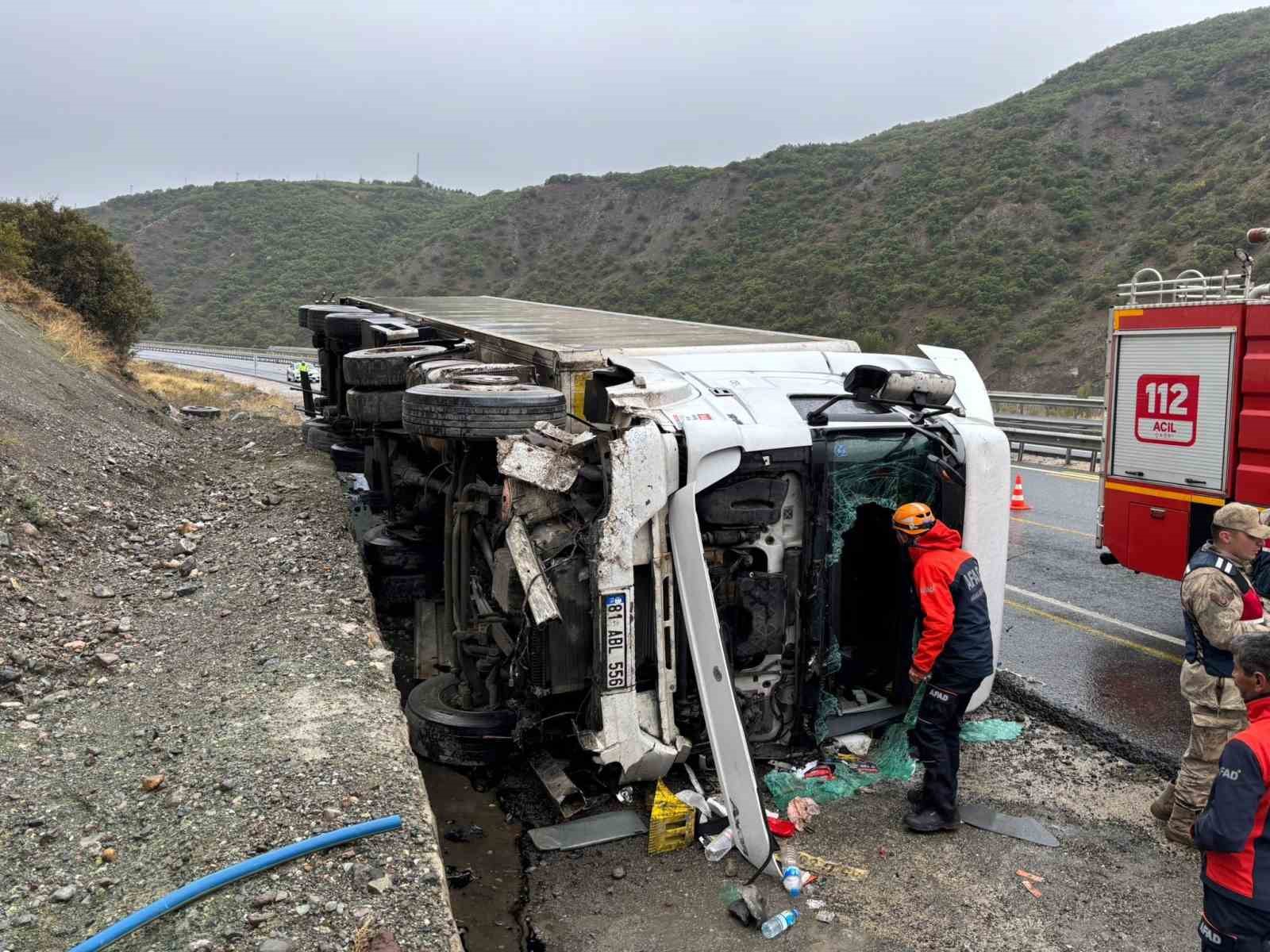 Üzümlü’de tır devrildi: 1 yaralı