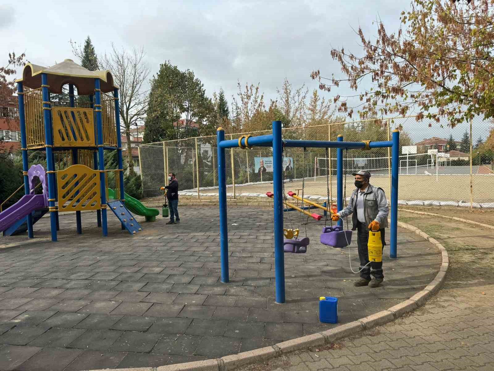 Bozüyük’te çocuk parkları dezenfekte  ediliyor