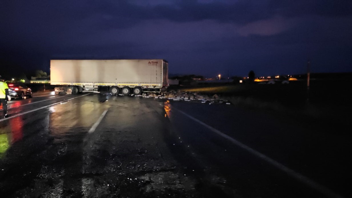 Tırın dorsesi kaydı, kozmetik ürünler yola saçıldı