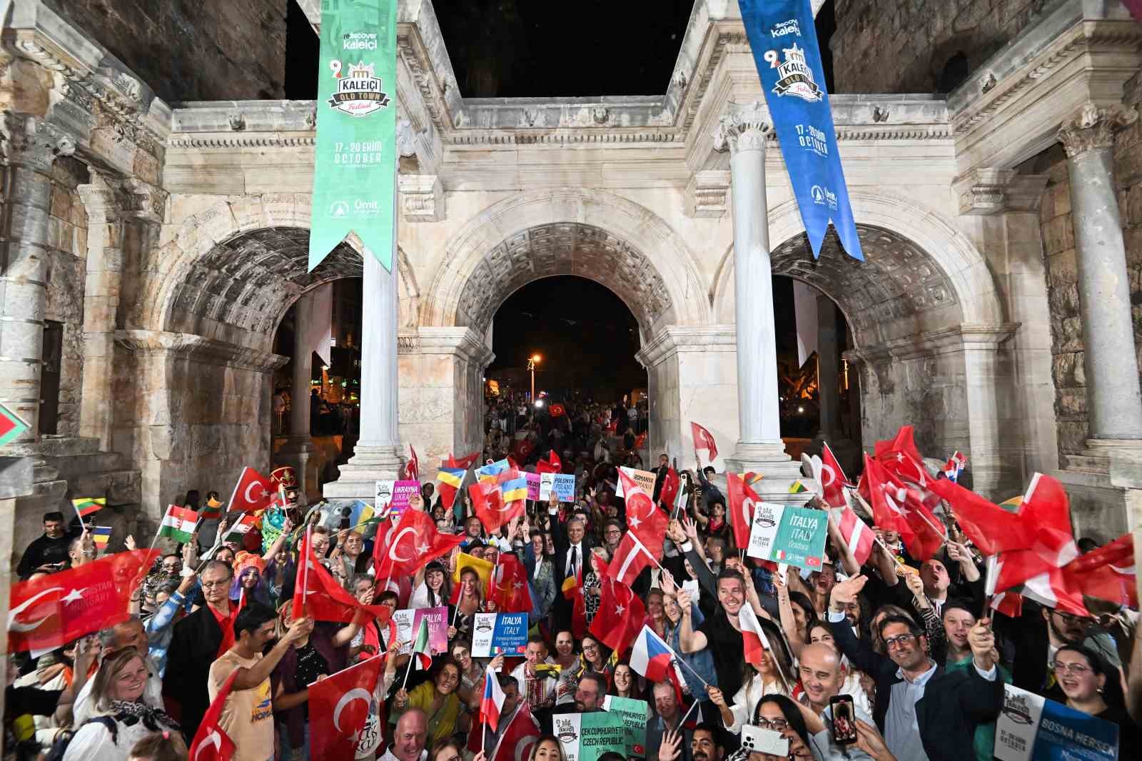 Kaleiçi Old Town Festivali geleneksel korteji Antalya sokaklarını renklendirdi