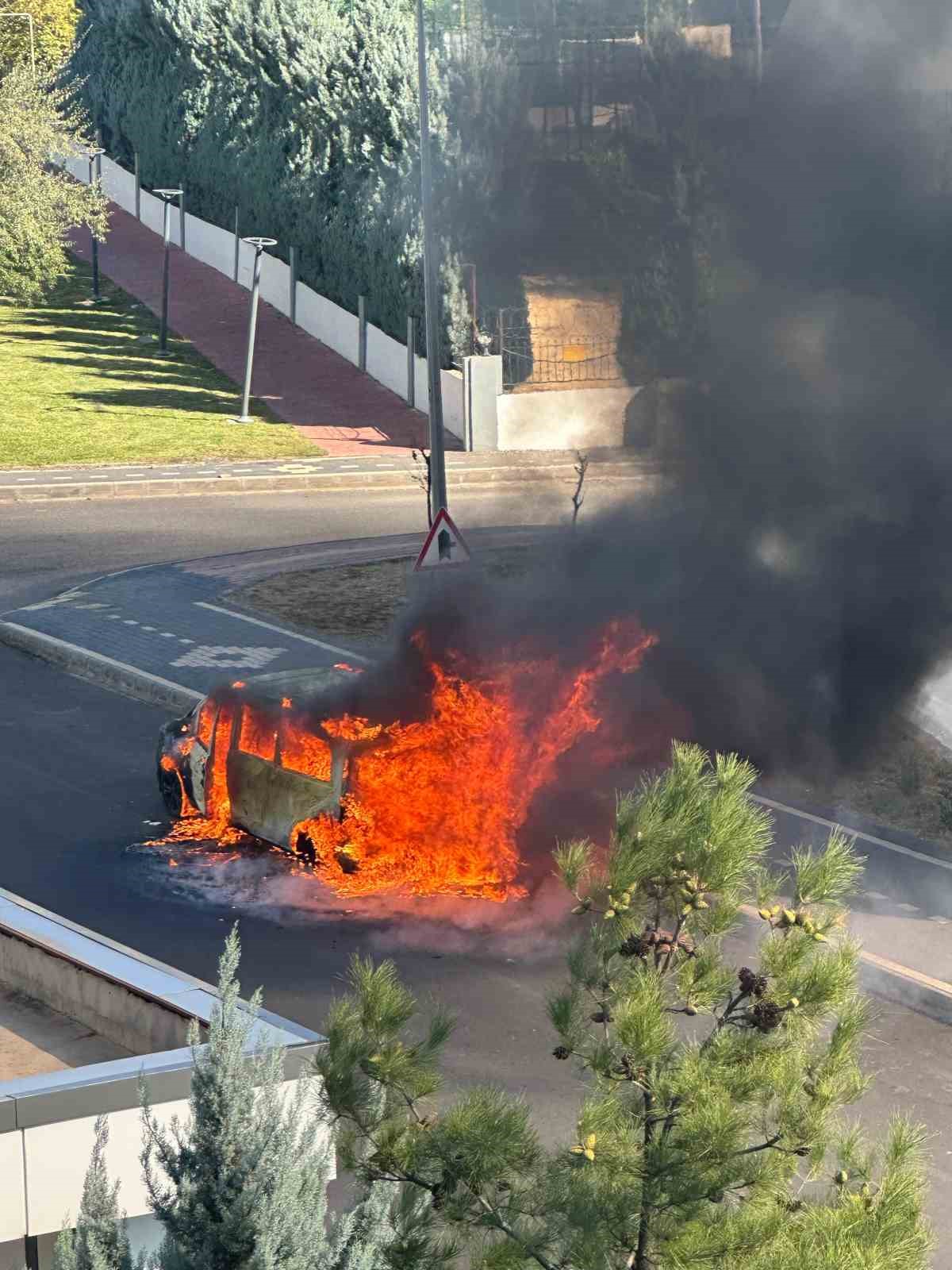 Diyarbakır’da park halindeki araç alevlere teslim oldu