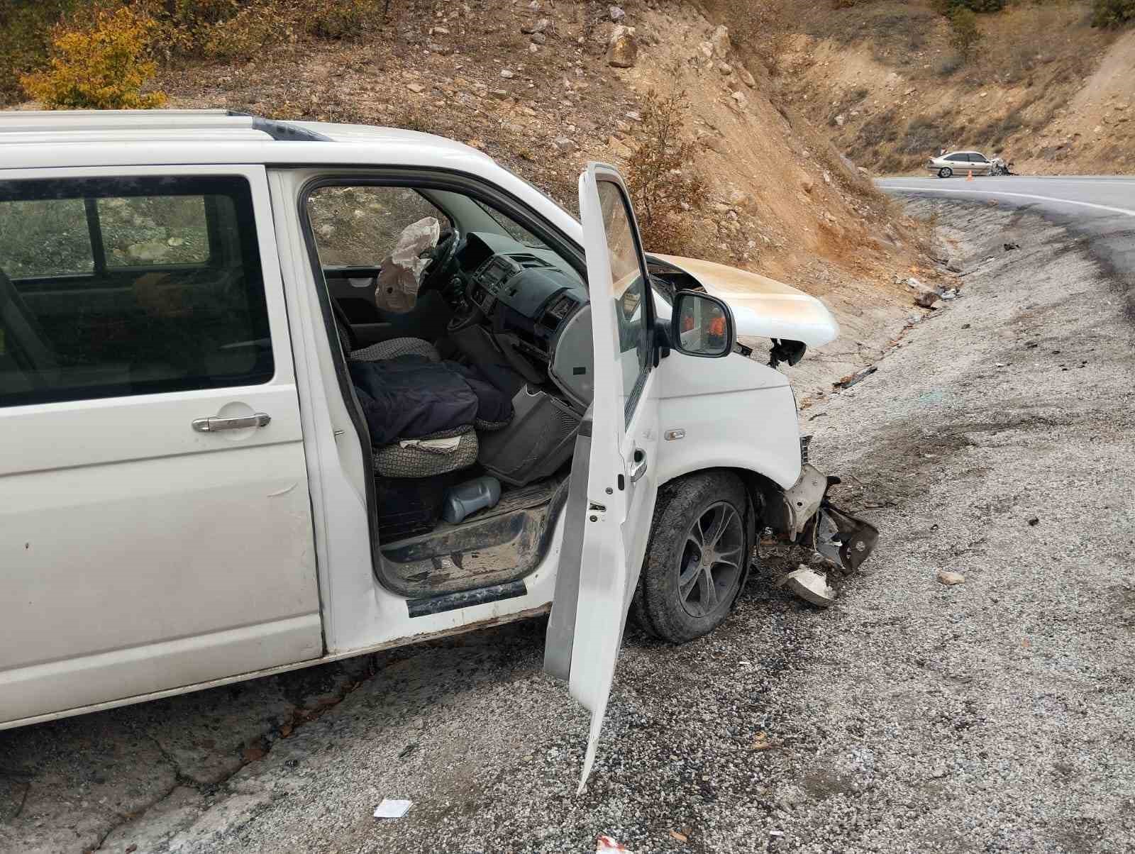 Otomobil ile minibüs kafa kafaya çarpıştı, 1’i ağır 10 kişi yaralandı