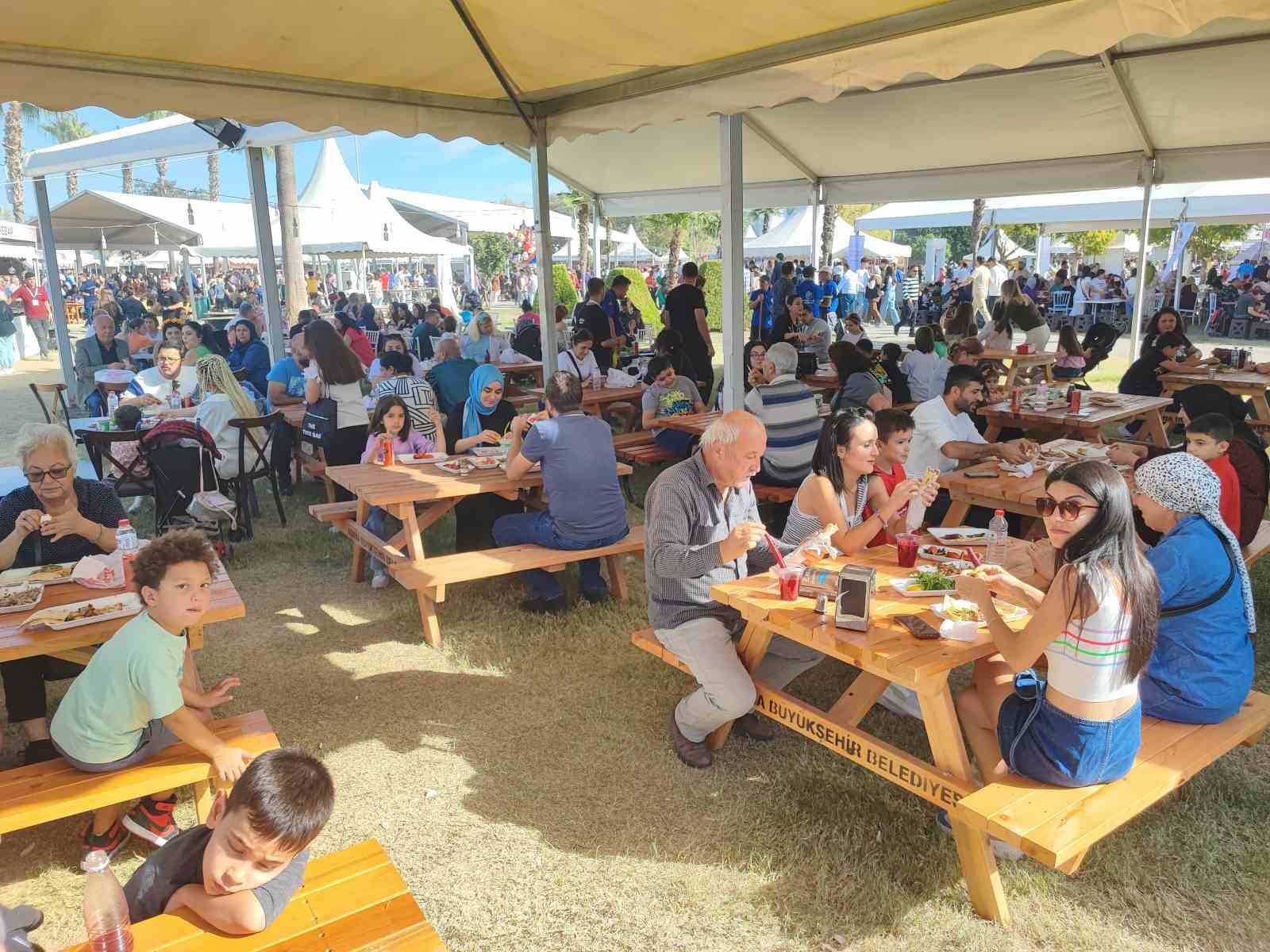 Festivalin en minik ziyaretçisi Adana kebabı ile avutuldu