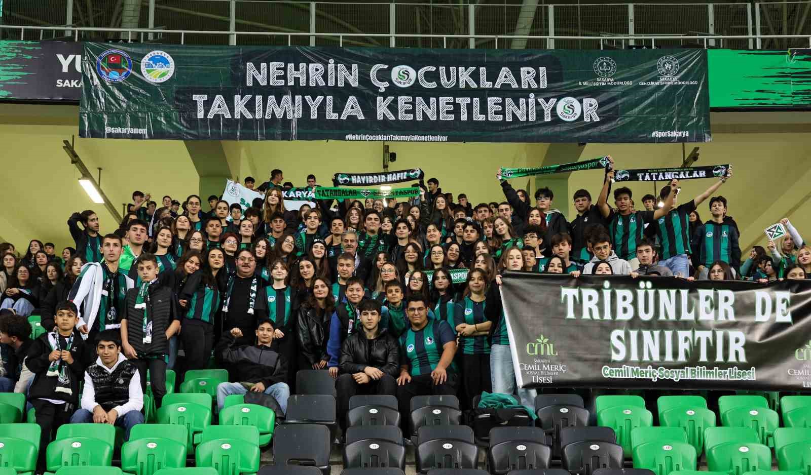 Başkan Alemdar, Sakaryaspor maçını minik tatangalarla izledi