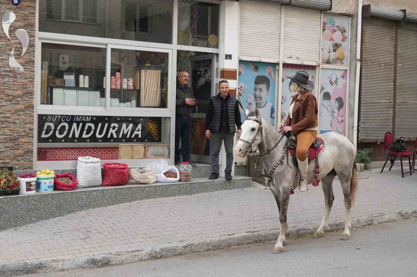 Niğde’nin kadın kovboy muhtarı, atıyla mahalle sakinlerini ziyaret ediyor