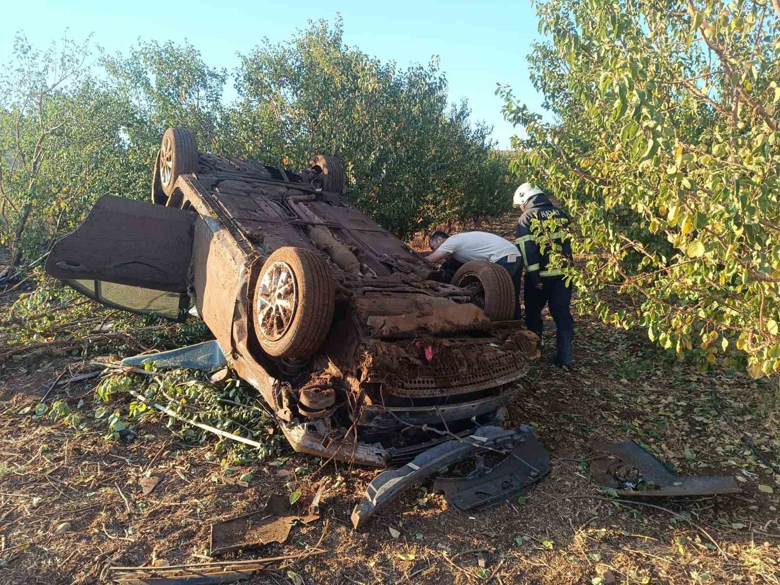 Kırıkhan’da meyve bahçesine uçan otomobilin sürücüsü yaralandı