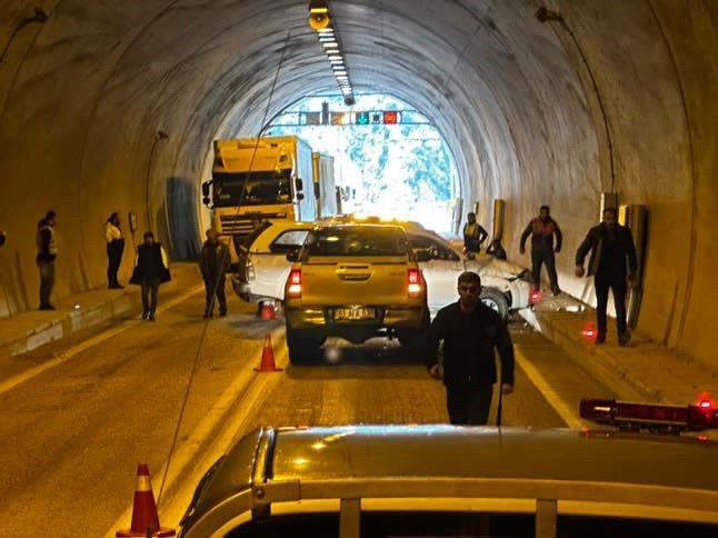 Artvin’de tünel içinde trafik kazası: Biri bebek 3 yaralı