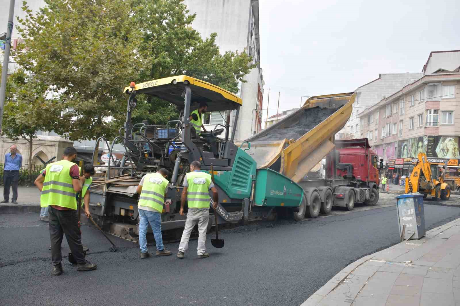 Esenyurt’ta  bozuk olan yollar yenileniyor