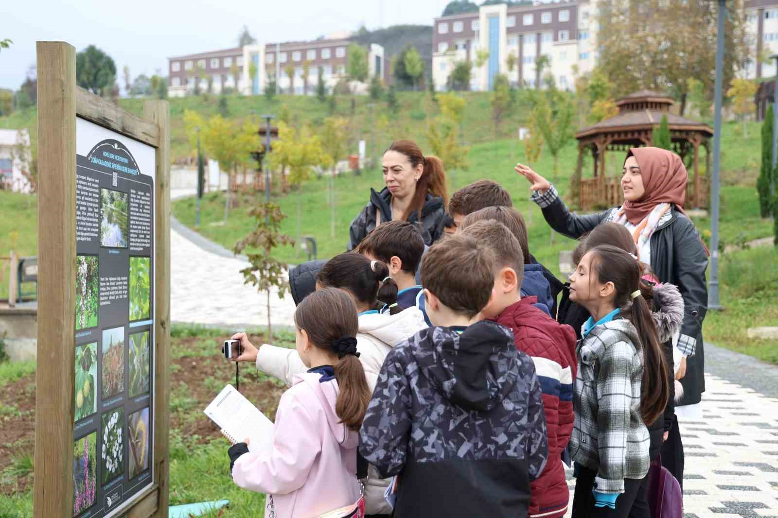 Öğrencilerden, Düzce Üniversitesi Botanik Bahçesi’ne ziyaret