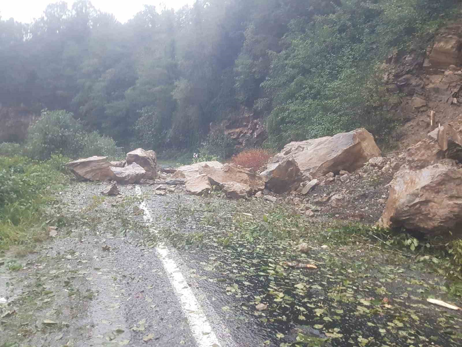 Görele’de heyelan grup köy yolunu ulaşıma kapattı