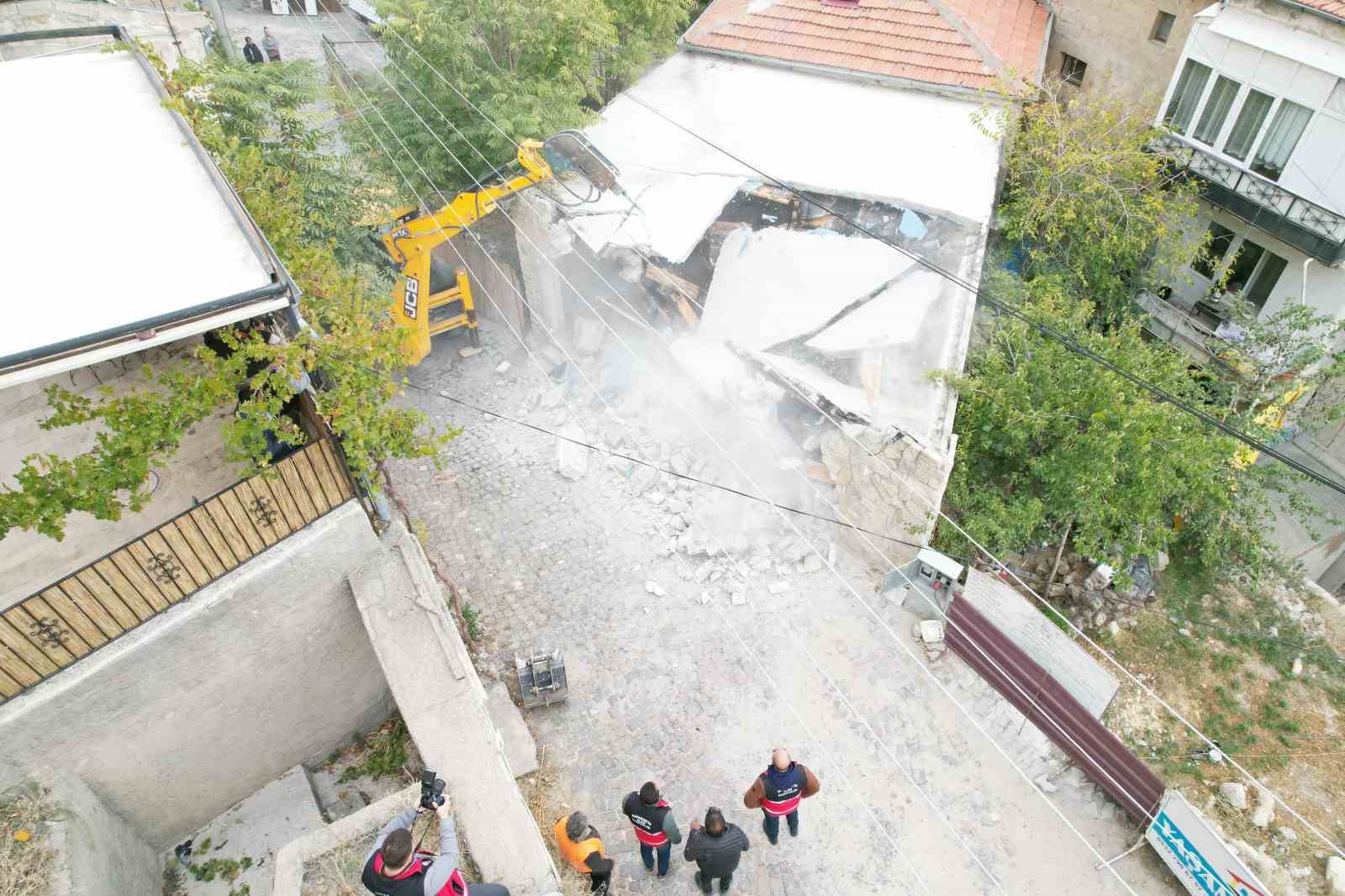 Kapadokya’da kaçak yapıların yıkımı sürüyor