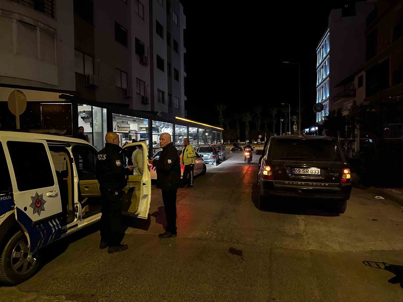 Park halindeki otomobile çarpan sürücü polislere zor anlar yaşattı