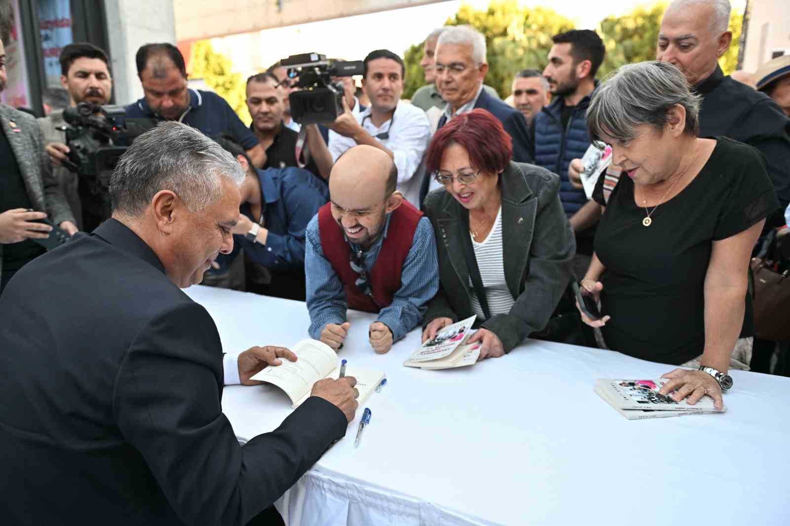 Muratpaşa Belediye Başkanı Ümit Uysal, yeni kitabını tanıttı