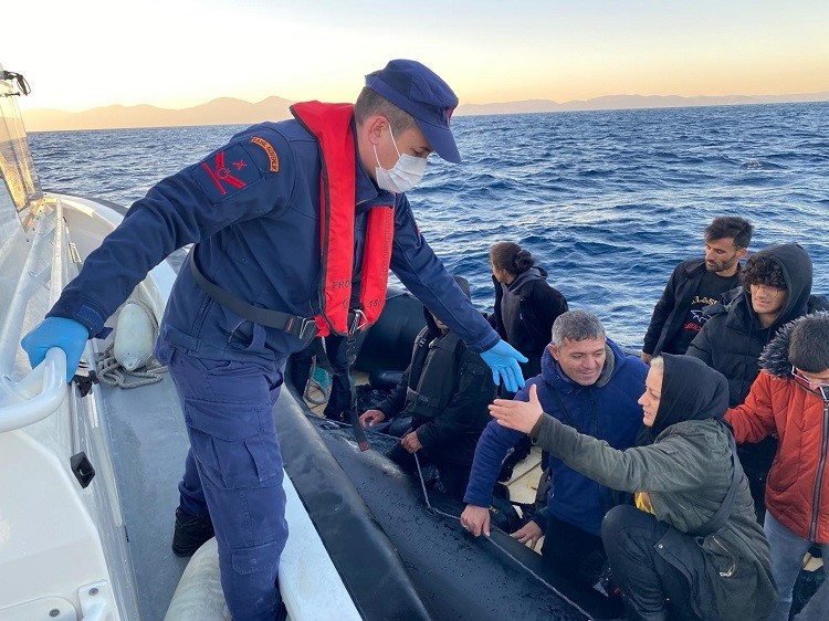 Ölüme sürüklenen göçmenlere, Sahil Güvenlik’ten yardım eli