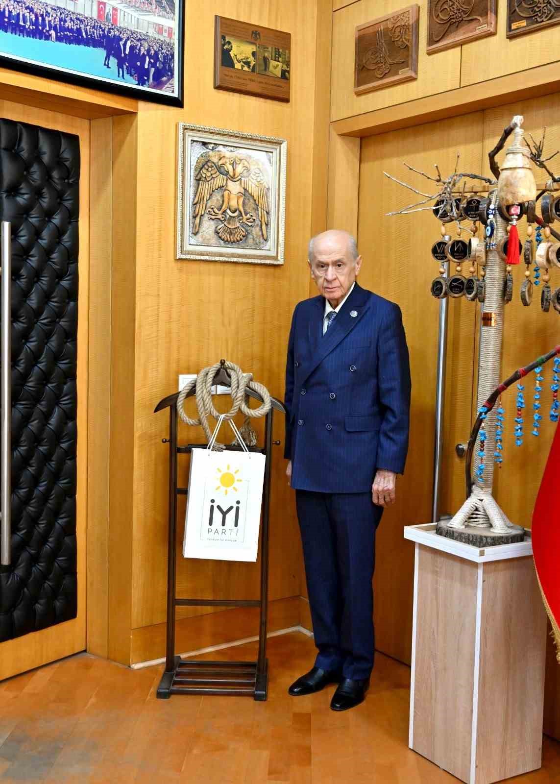 MHP Lideri Bahçeli, Dervişoğlu’nun kürsüden fırlattığı ipi odasına astı