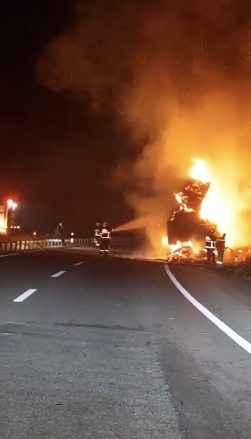 Çanakkale’de saman yüklü tır yandı