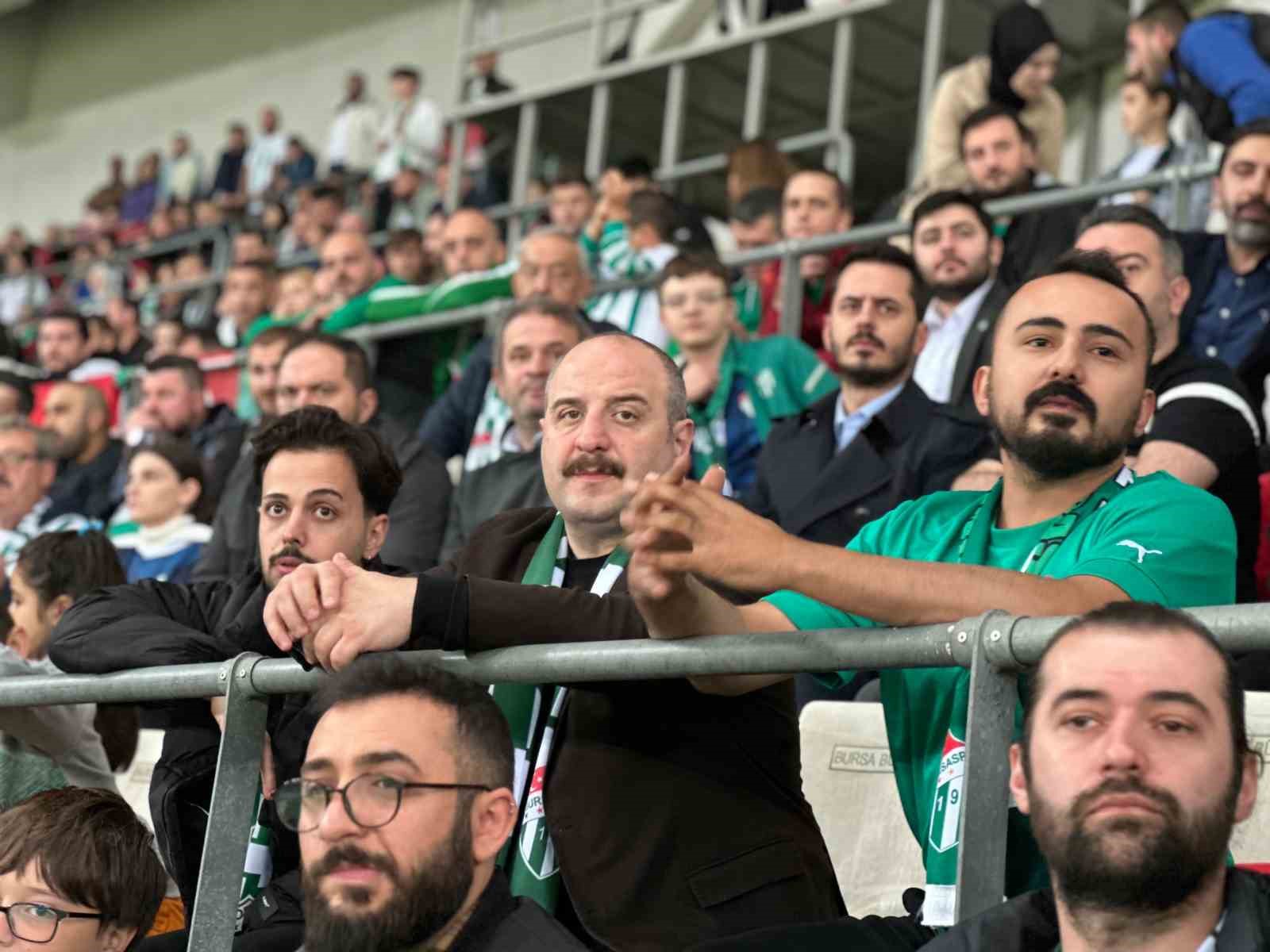 Mustafa Varank, Bursaspor maçını taraftarla izledi