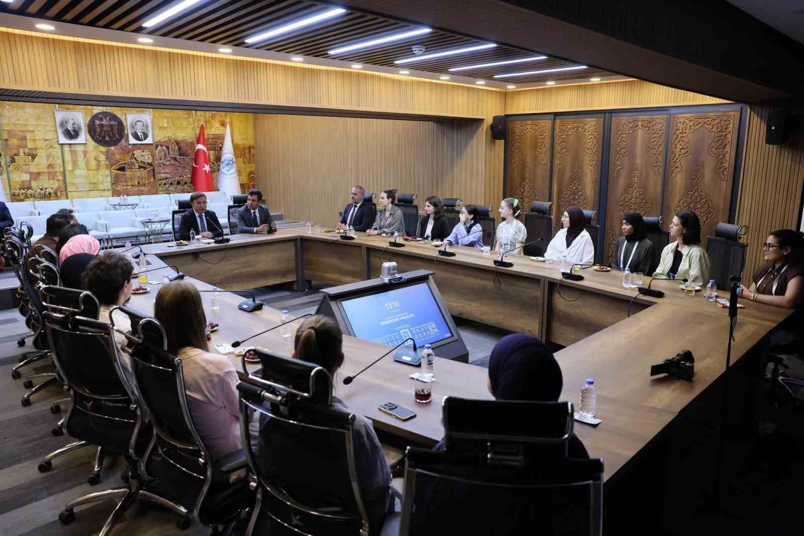 13-ulkeden-gelen-ogrenciler-erzincan-da-turkce-ve-turk-kulturuyle-bulusuyor