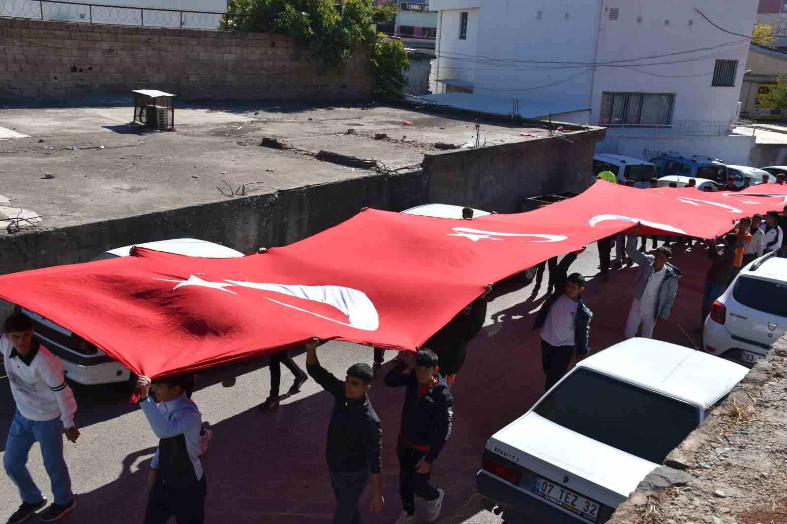 Siverek’te cumhuriyetin 101. yılında 101 öğrenci dev bayrakla kaleye çıktı