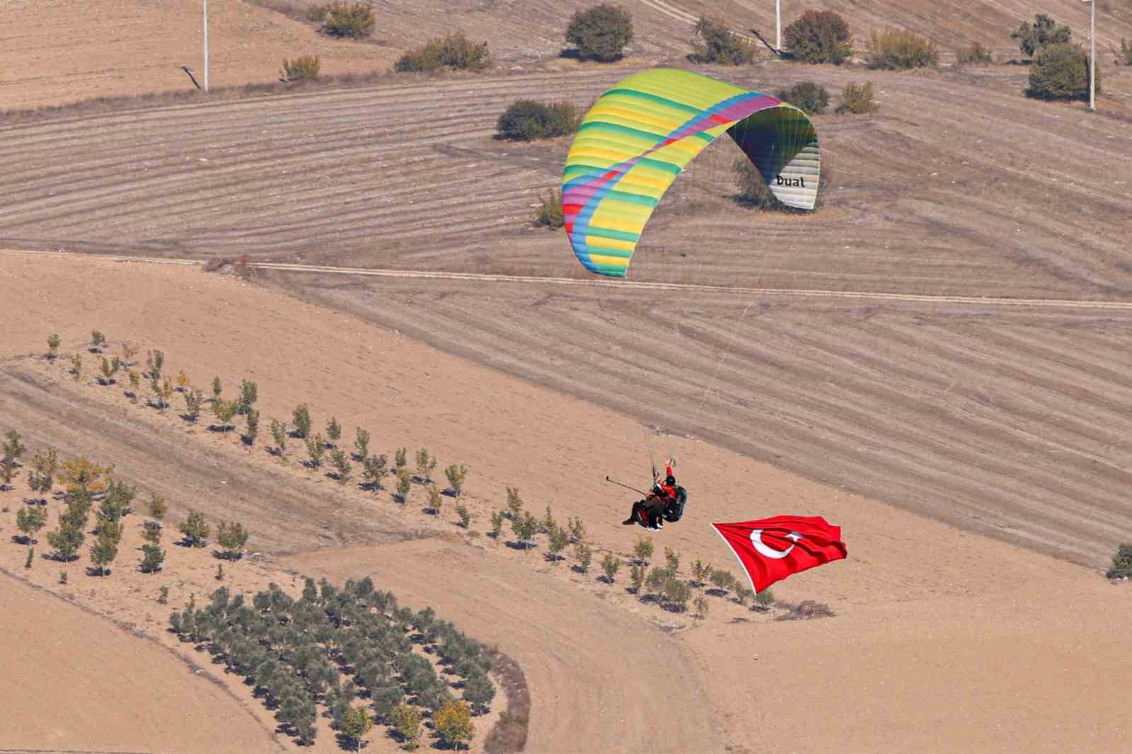 Bilecik’te 101 yamaç paraşütçüsünden ’Ata’ya Saygı Uçuşu’