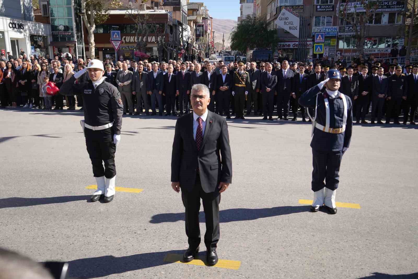 Niğde’de 29 Ekim kutlamaları çelenk sunma töreniyle başladı