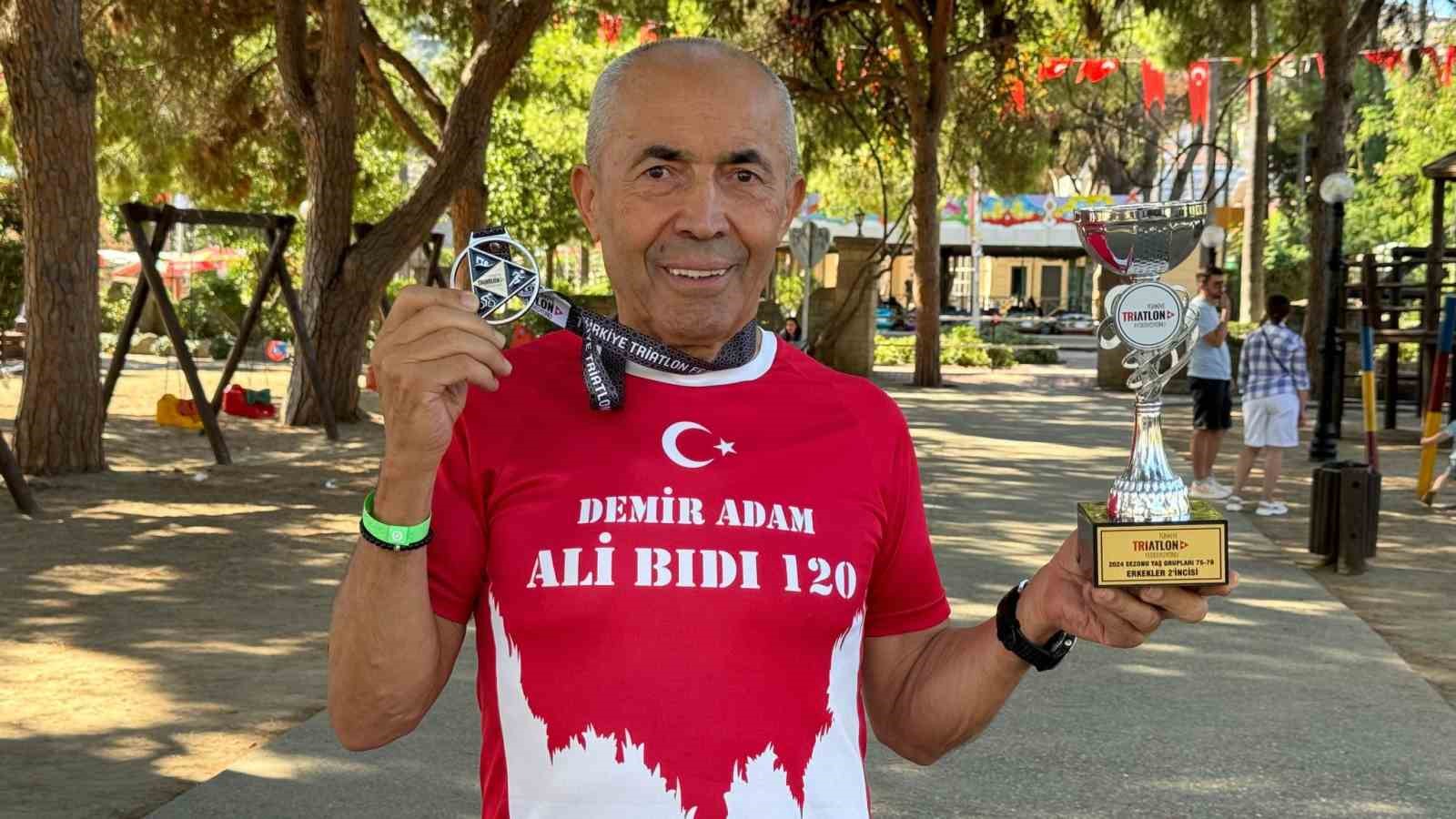 75 yaşındaki Demir Adam, Alanya Triatlonu’ndan 1 kupa ve 1 madalya ile döndü