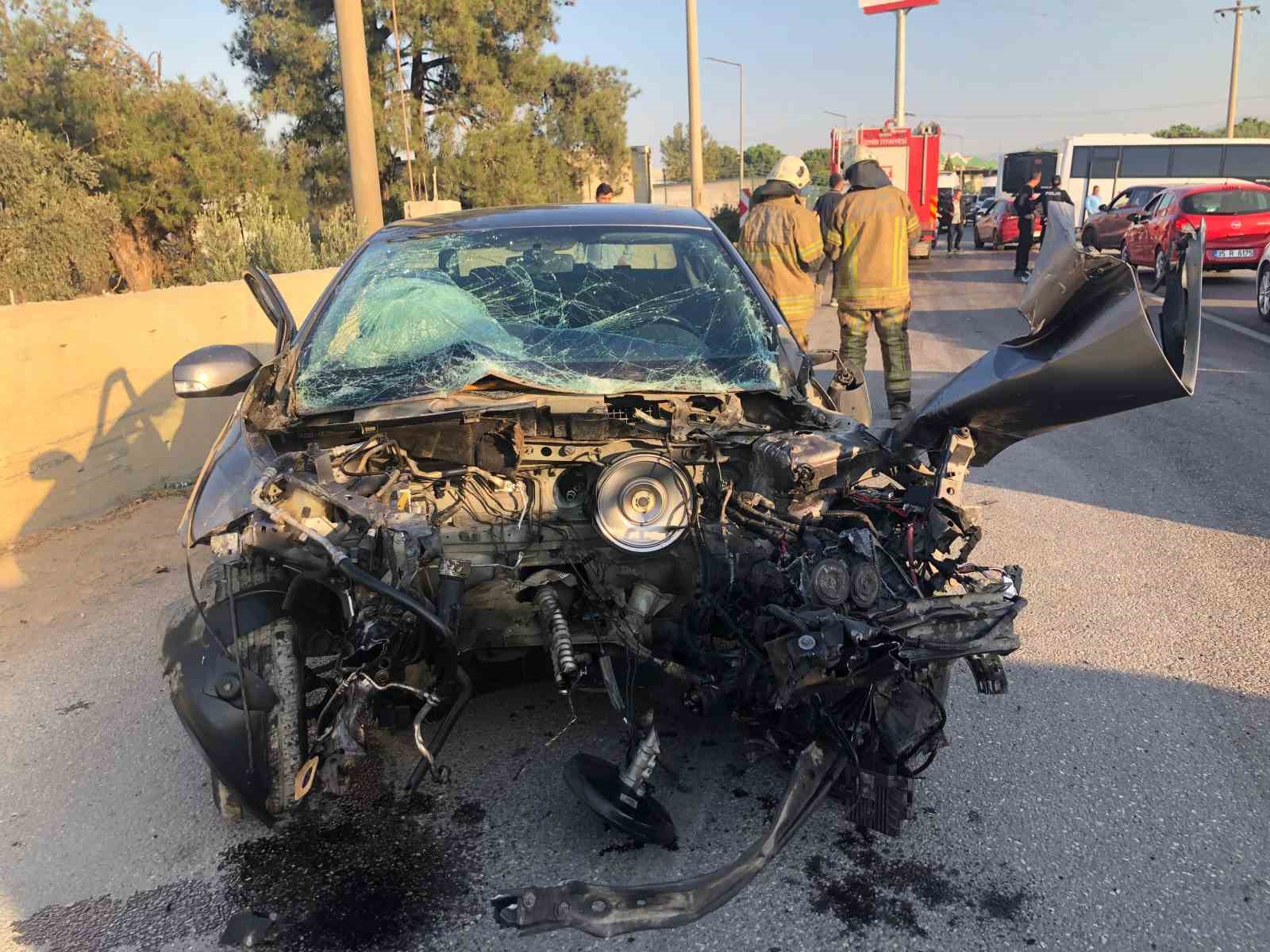 İzmir’de servis minibüsüyle otomobil kafa kafaya çarpıştı: 1 yaralı